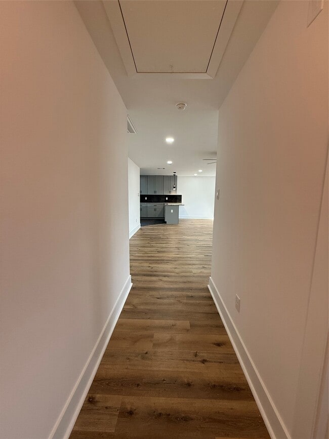 Building Photo - 611 N Eastwood St