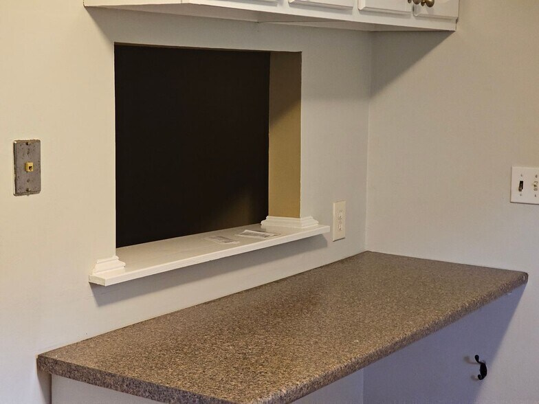 Building Photo - 474 Oak Ave