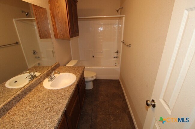 Building Photo - 911 Brookview Dr