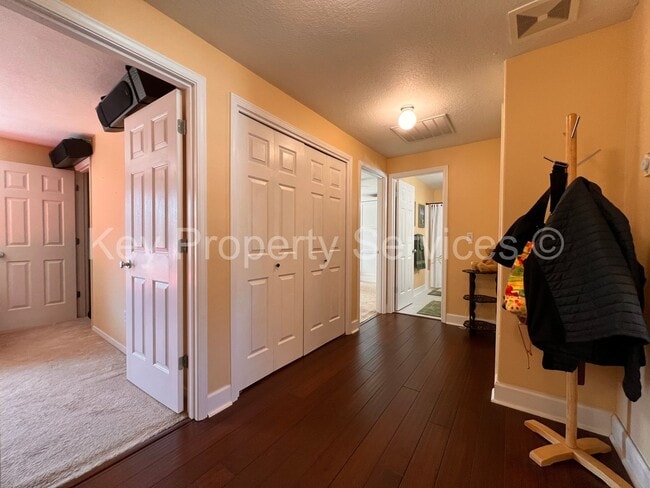 Building Photo - MOVE IN SPECIAL! HALF OFF! Spacious Felida...