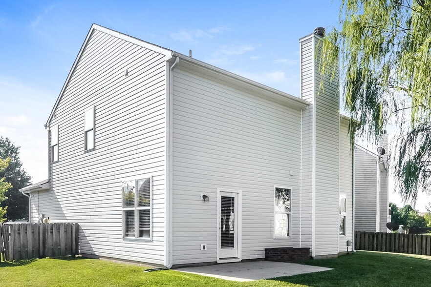 Building Photo - 15559 Old Pond Cir