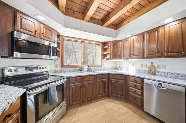 Building Photo - 105 Middle Rd