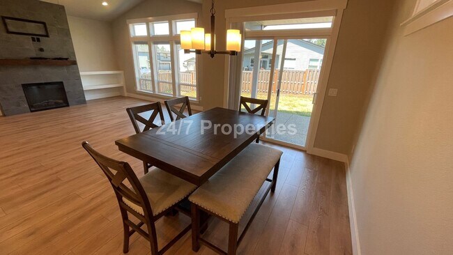 Building Photo - Modern 3 BD | 2 BA Home w/ Bonus Room - Es...