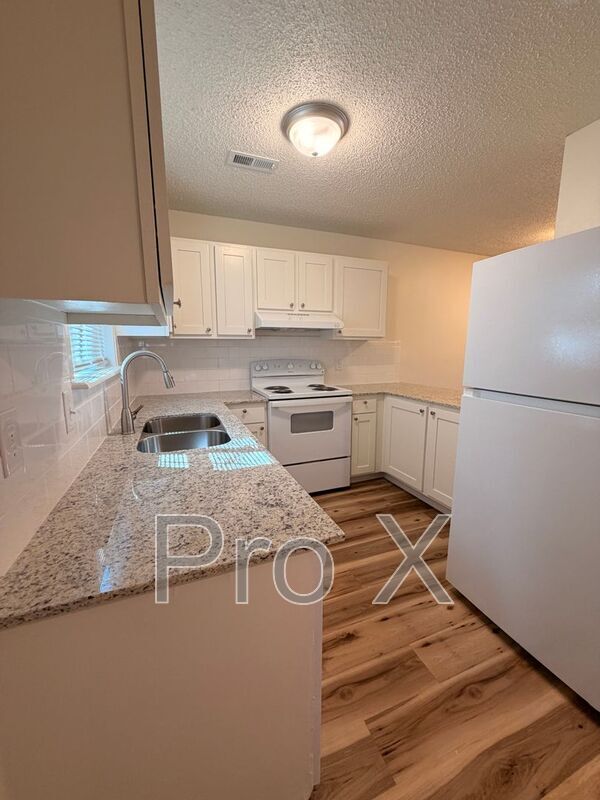 Building Photo - 504 N Betty Jo Dr