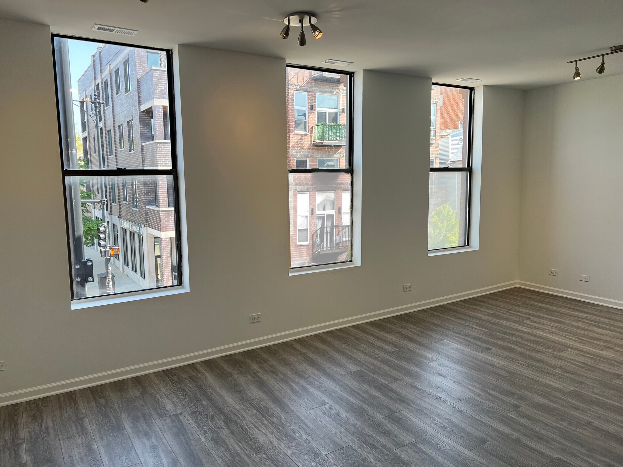 Building Photo - 1461 W Fullerton Ave