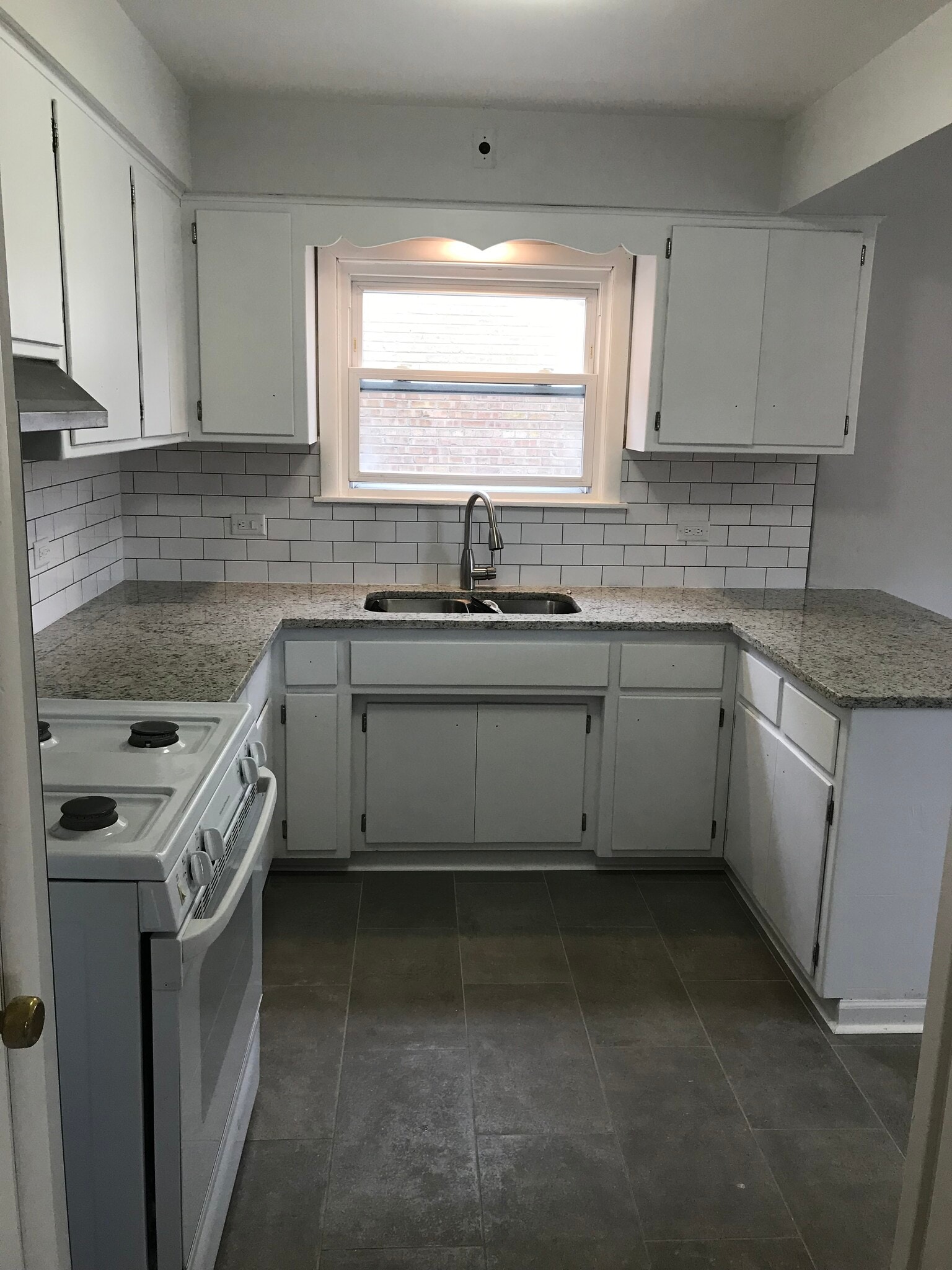 Building Photo - 8022 Oriole Ave