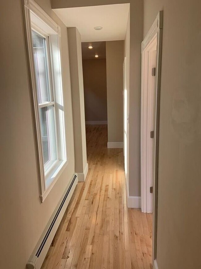 Building Photo - BU 1-bed split(2 Bedroom w/o LR) w/heat