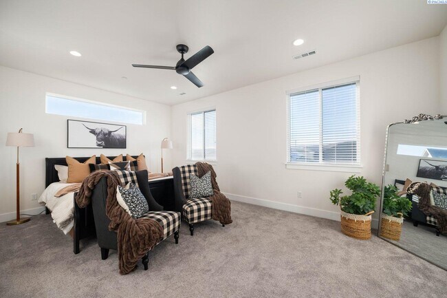 Building Photo - Generational suite w/separate entrance!