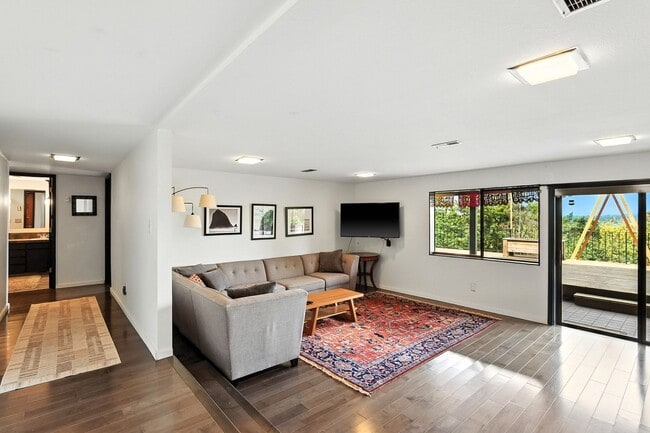 Building Photo - Stunning 1 Bed + Bonus Room/1 Bath Lower-L...