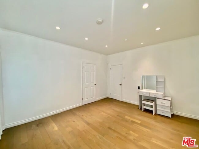 Building Photo - 459 S Holt Ave