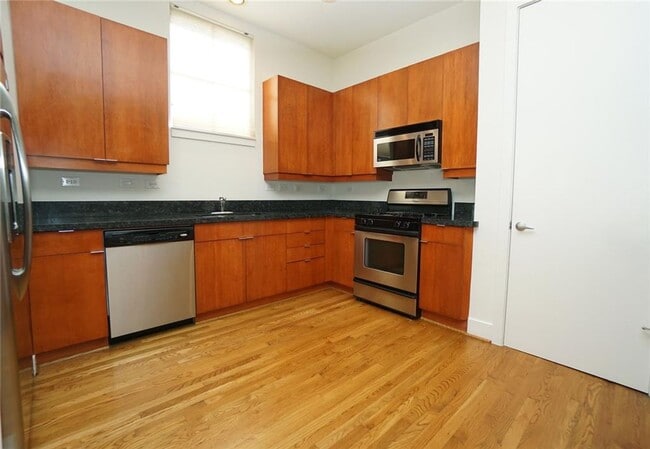 Building Photo - Stunning Townhouse In A Great Location Near Memorial Park!