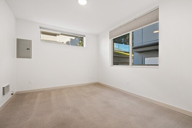 Building Photo - Impeccable Greenwood Townhome with Air Con...