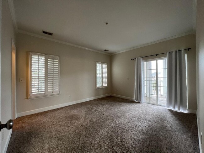 Building Photo - 2 bed 2 bath Lenox village condo