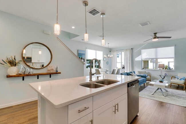 Building Photo - 5719 SE Edgewater Cir