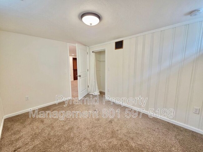 Building Photo - 1001 E Lorraine Dr