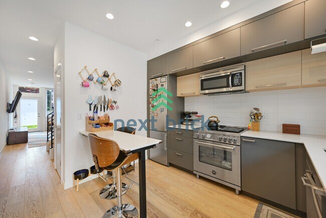 Building Photo - Spacious 3-Bedroom Townhouse in Seattle's Vibrant Heart – 2 Full Baths & 1508 Sq Ft of Comfort!