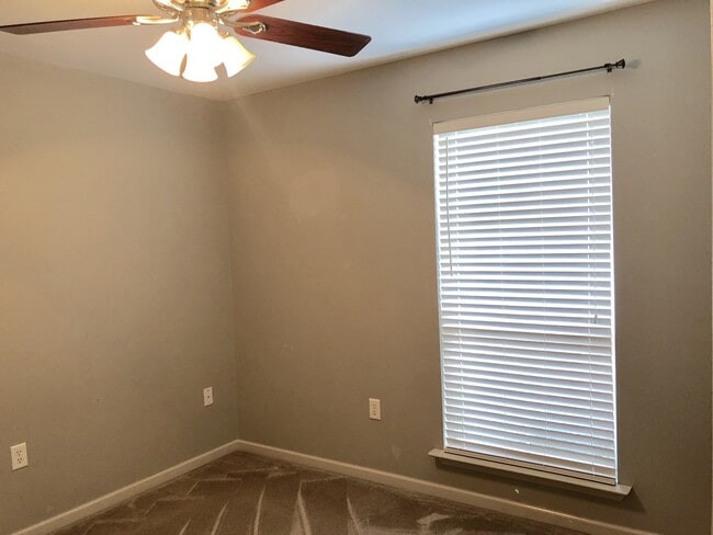 Building Photo - 3 br 2 ba house near park on Dead-end stre...