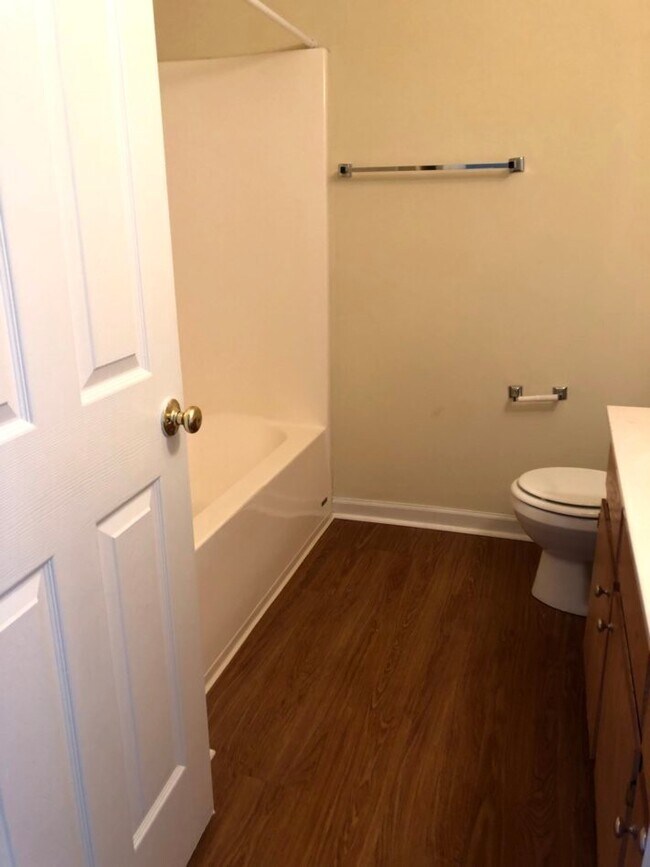 Building Photo - Two bedroom, 1.5 townhouse in Graham (Park...
