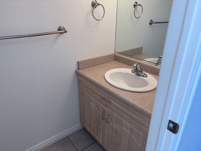 Building Photo - 3 bed / 2.5 bath / 1 car garage townhome