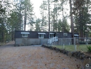 Building Photo - Remodeled SW Bend Single Level Home on Spa...