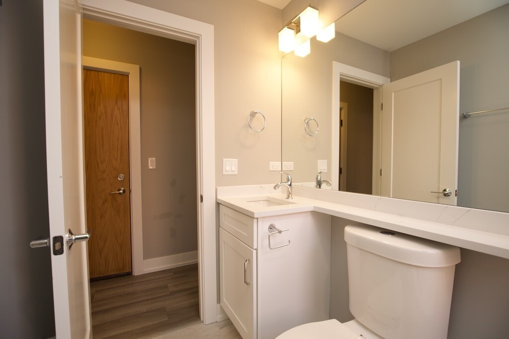 Building Photo - 3938 N Janssen Ave