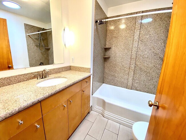Building Photo - 4 Bedroom 2.5 bath on Central Rim minutes from downtown