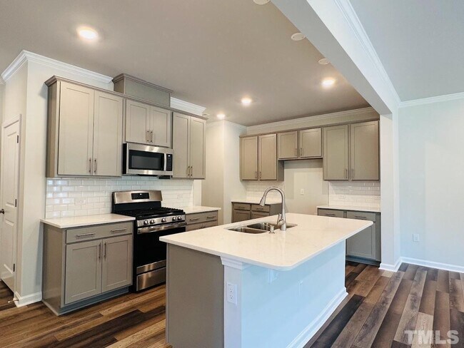 Building Photo - End Unit Townhome for Rent 3 bedroom Double Garage