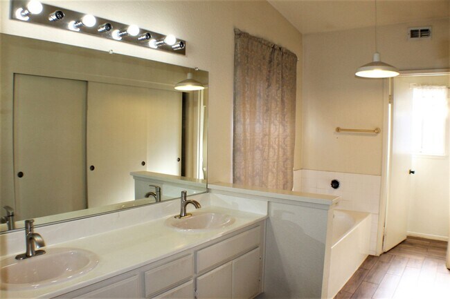 Building Photo - 25740 Rosebay Ct
