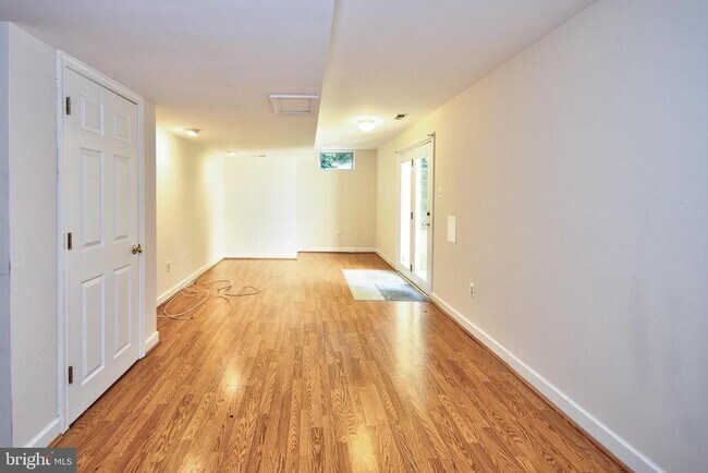 Building Photo - 210 King Johns Ct