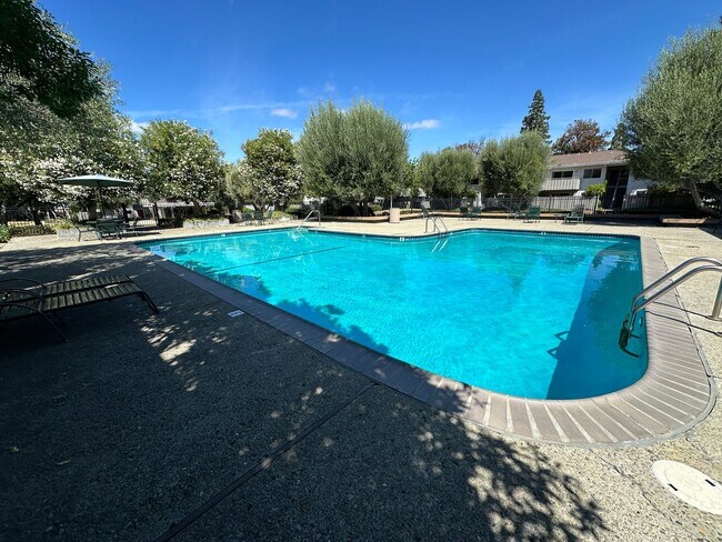 Building Photo - 2 bedroom 2 bath, large patio deck, community pool