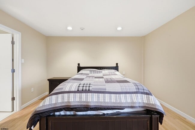 Building Photo - 119 S 11th Ave