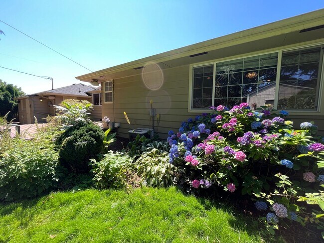 Building Photo - Amazing NE Portland 4Bd + 3Ba ~ House Sola...