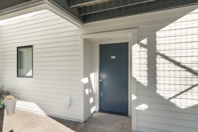 Building Photo - McCormick Pier - 1 bed/1 bath w/new paint/...