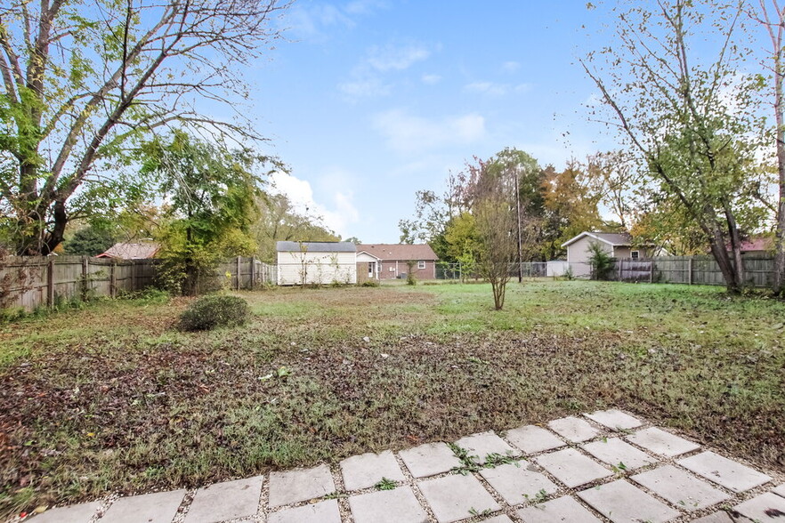 Building Photo - 2010 Longdale Dr