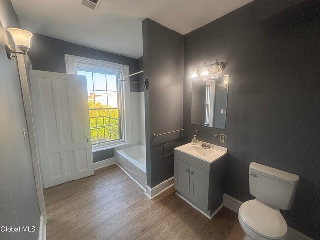 Building Photo - 17 Ash Grove Pl