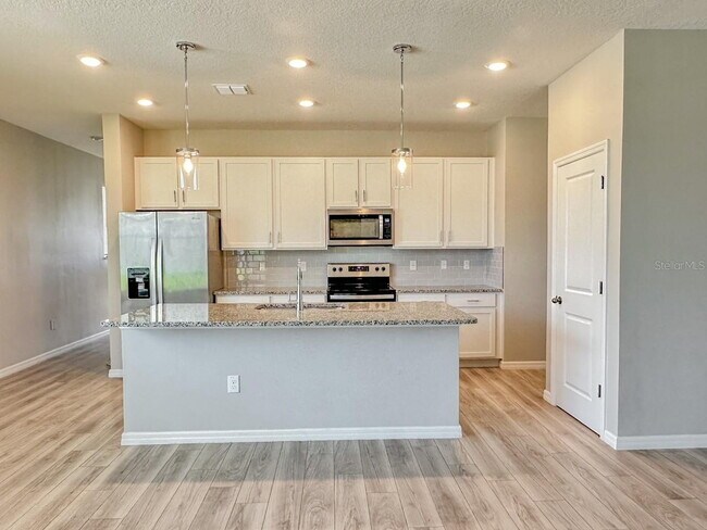 Building Photo - Gorgeous 4 Bed 2 Bath Home!