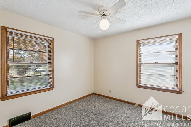 Building Photo - Spacious 3 bedroom - ready for move in!