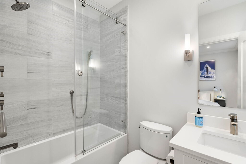 Building Photo - 52 Melrose St