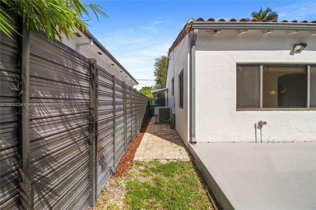 Building Photo - 1814 SW 22nd Terrace