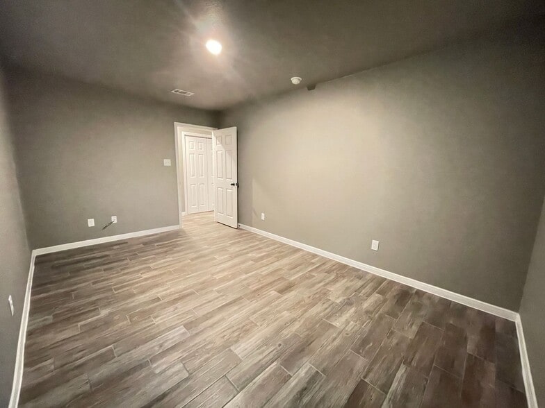 Building Photo - 208 W Beeline Ln