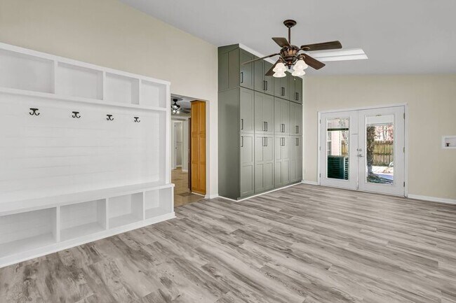 Building Photo - 121 Sully St