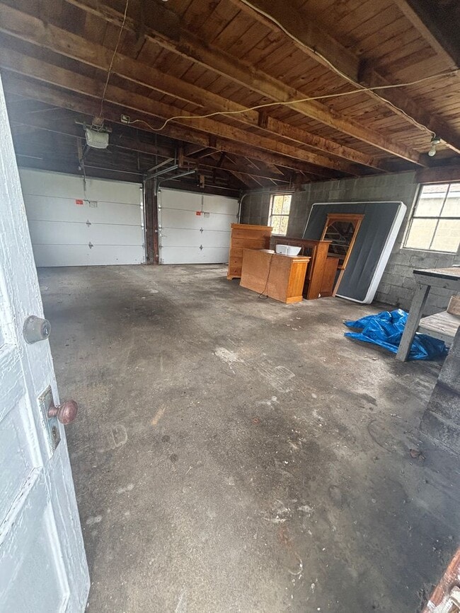 Building Photo - 2 Bedroom, 1 Bathroom House