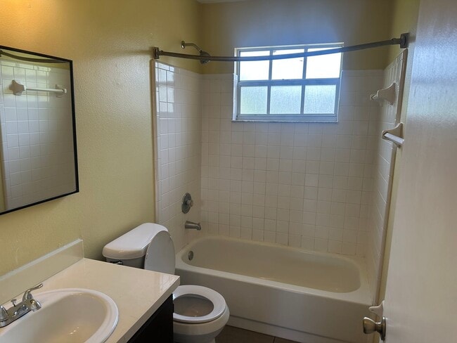 Building Photo - Spacious 3 bedroom condo, perfectly located near shopping & attractions!