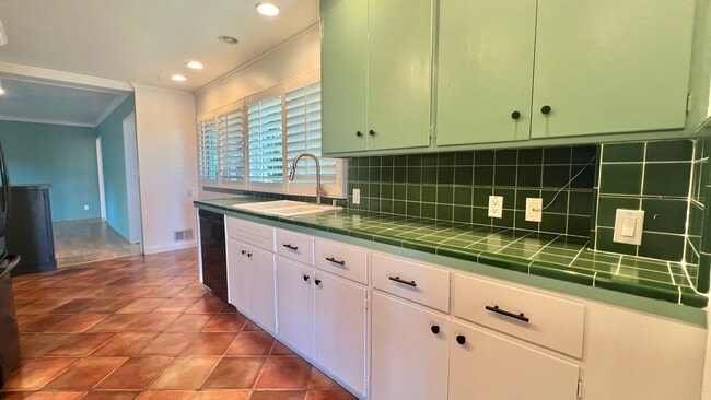 Building Photo - Mid-Century homes Rarely Available with Expansive Bay Views