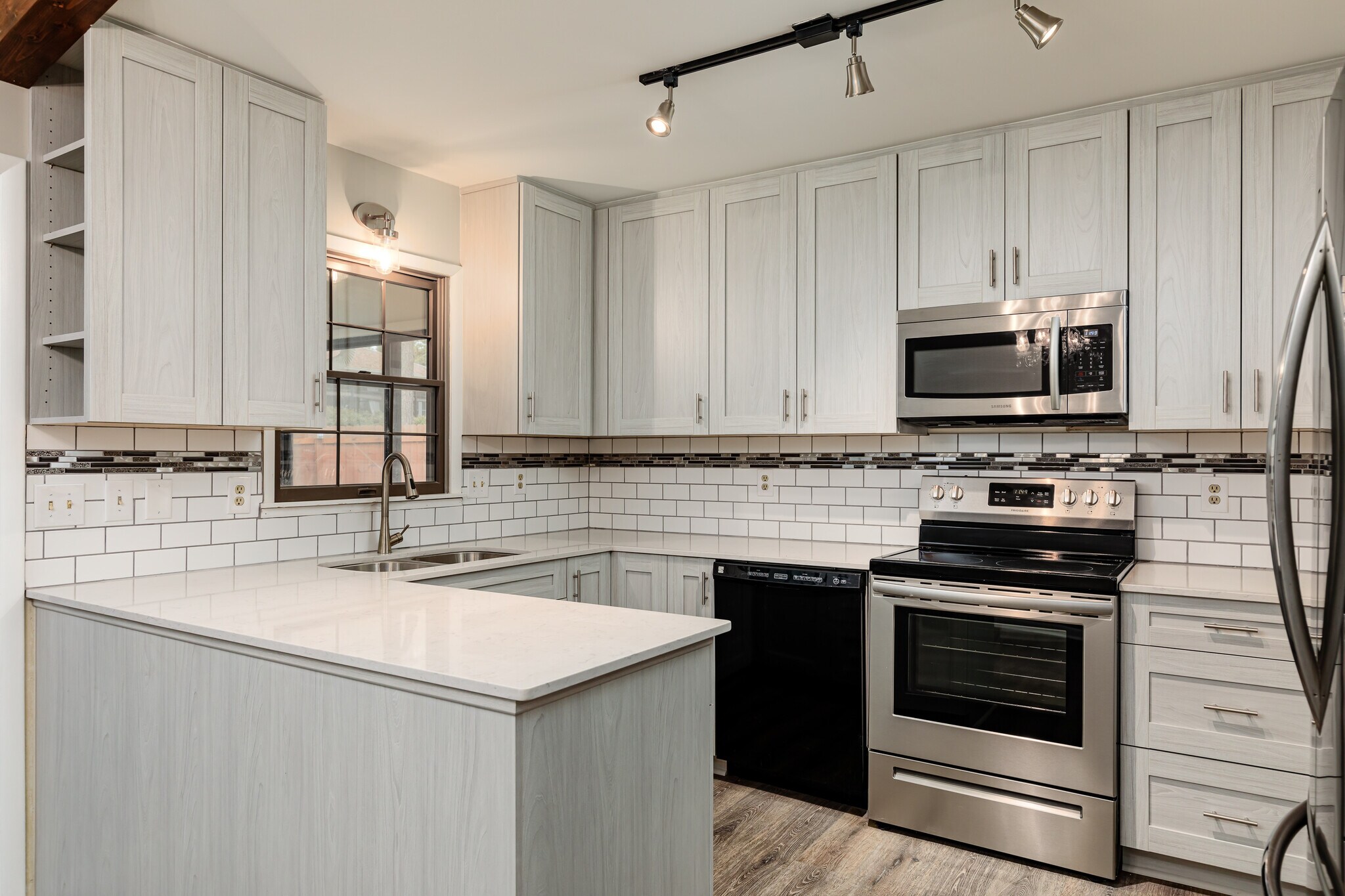 Building Photo - 1635 Longleaf Dr E