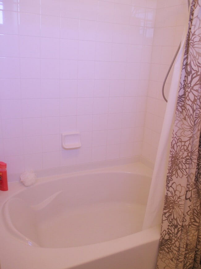Building Photo - Annual turnkey furnished renovated GATED C...
