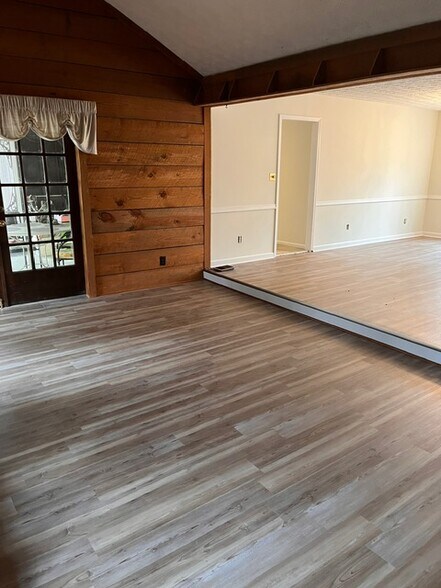 Building Photo - 180 Little Creek Dr