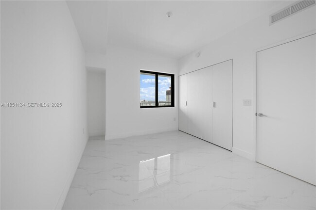 Building Photo - 700 NE 24th St