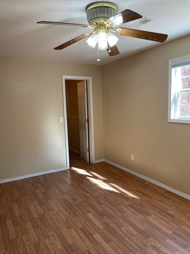 Building Photo - Available November 21st!   6 Month lease