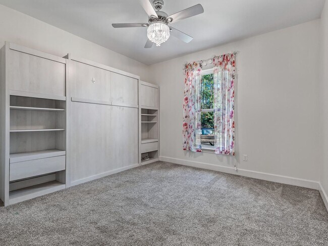 Building Photo - Private Home on 2 Acres Available Now!